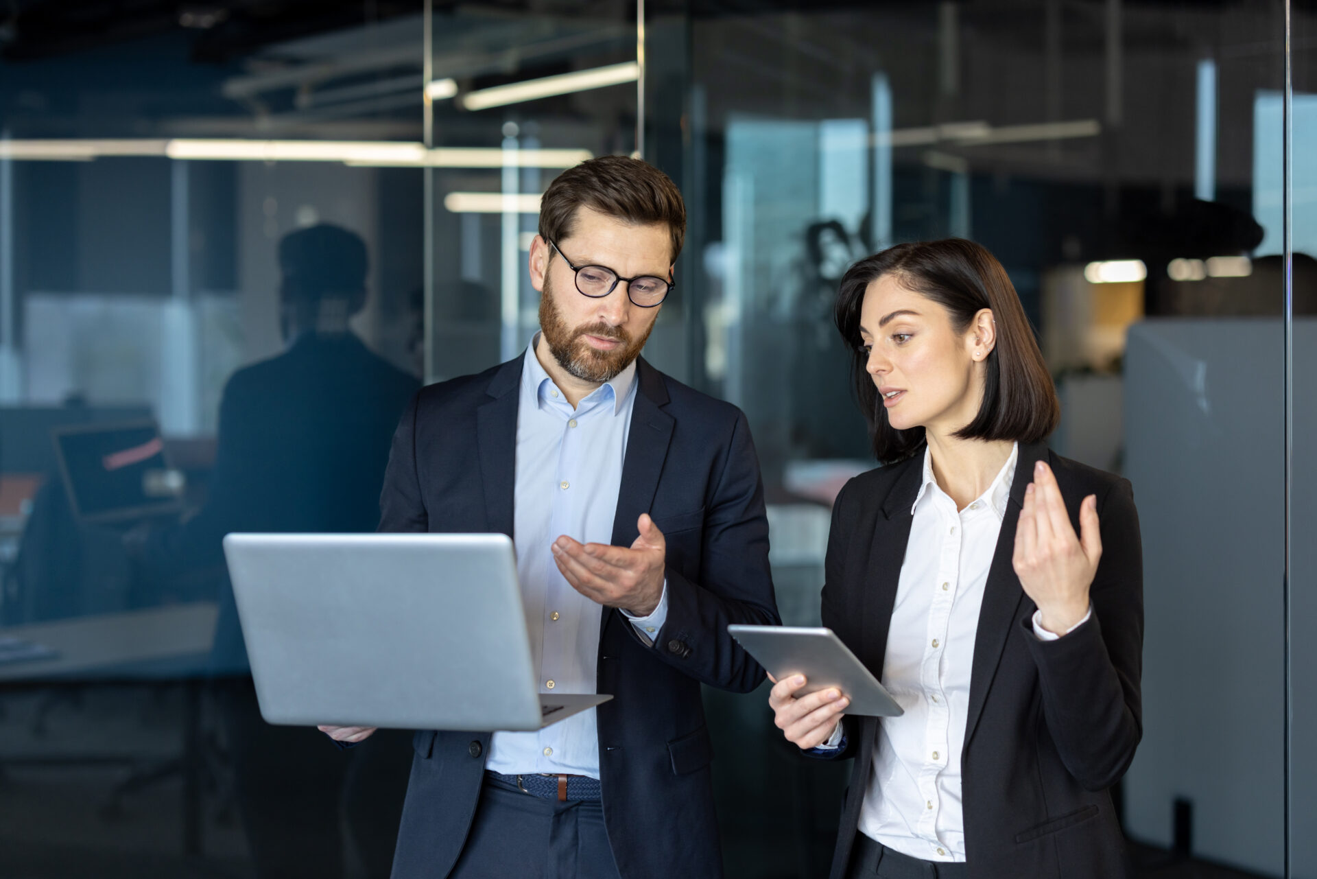 CEO vs. Geschäftsführer – Unterschiede, Aufgaben & Verantwortung erklärt CEO vs. Geschäftsführer – Aufgaben & Unterschiede erklärt