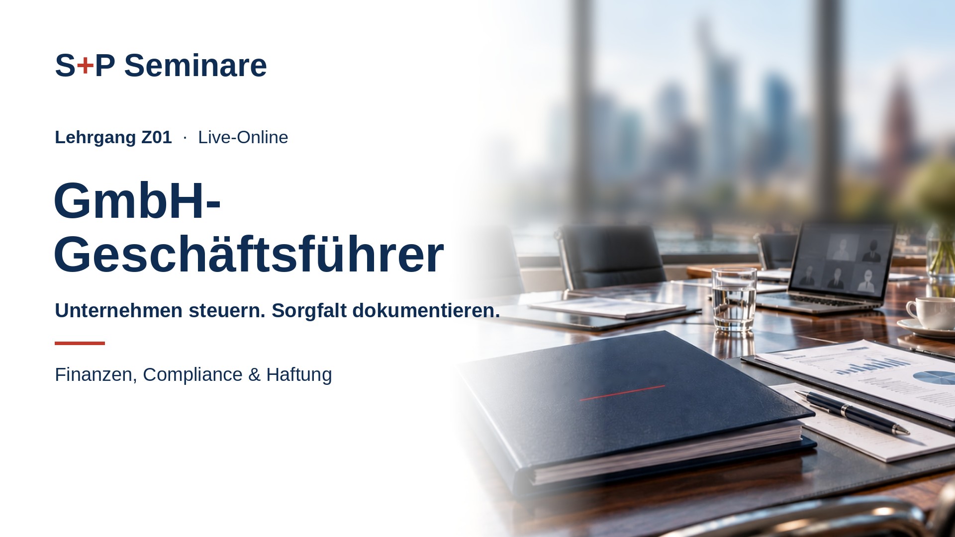 Zertifikats-Lehrgang GmbH-Geschäftsführer: Strategie & Compliance S+P Lehrgang Z01 GmbH-Geschäftsführer: Unternehmen steuern, Sorgfalt dokumentieren, live online. Besprechungstisch mit Mappe, Unterlagen und Laptop mit Videokonferenz.